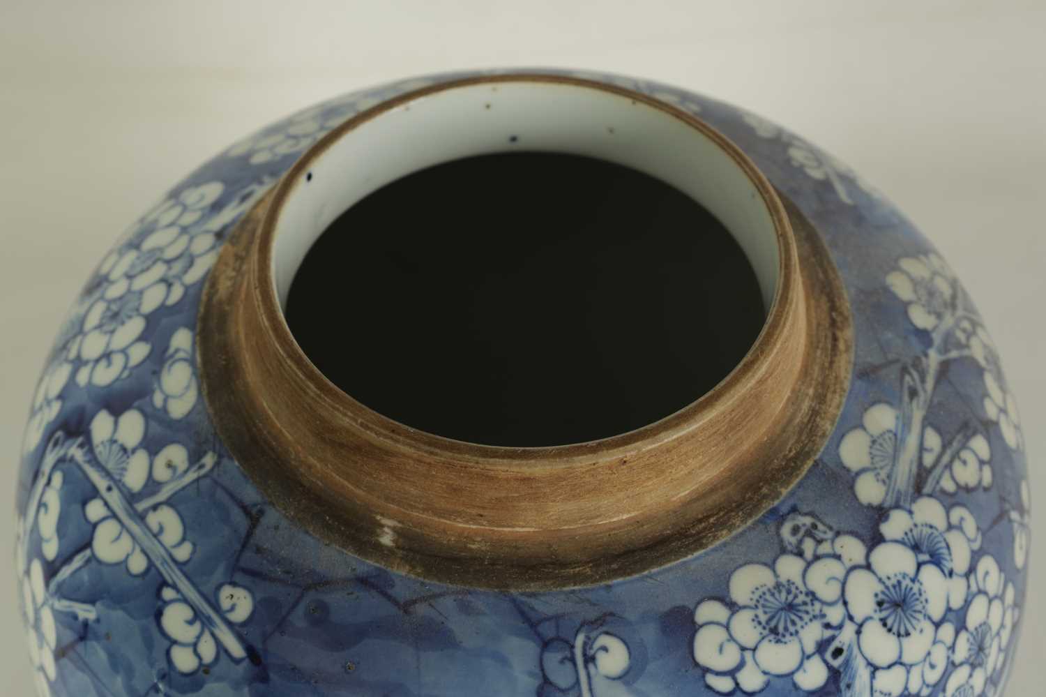 A LARGE 19TH CENTURY CHINESE BLUE AND WHITE GINGER JAR AND COVER - Image 6 of 13