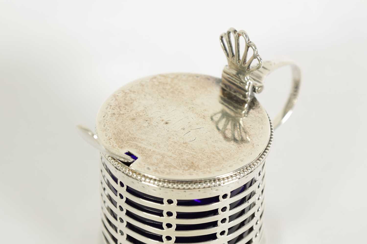 A GEORGE III SILVER MUSTARD POT WITH BLUE GLASS LINER - Image 7 of 11