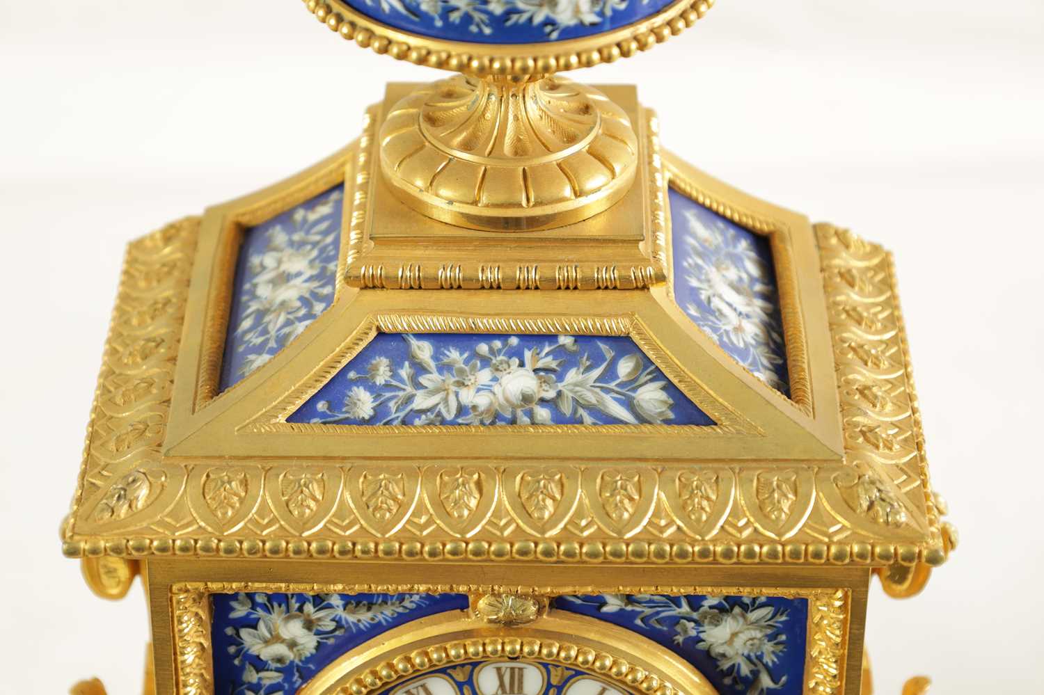 A LATE 19TH CENTURY FRENCH ORMOLU AND PORCELAIN PANELLED MANTEL CLOCK - Image 4 of 9