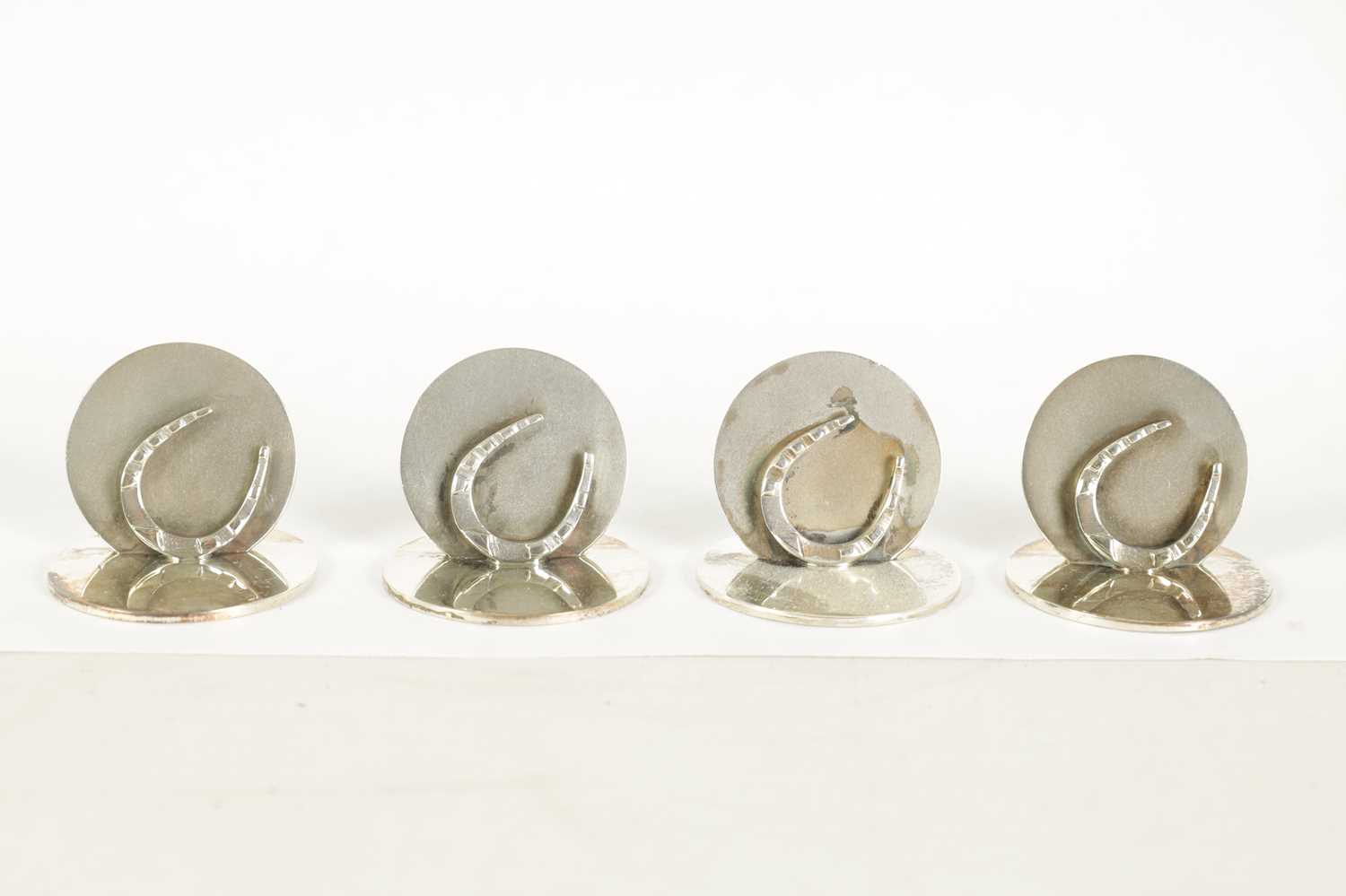 A CASED SET OF FOUR NOVELTY HORSESHOE MENU HOLDERS - Image 4 of 8