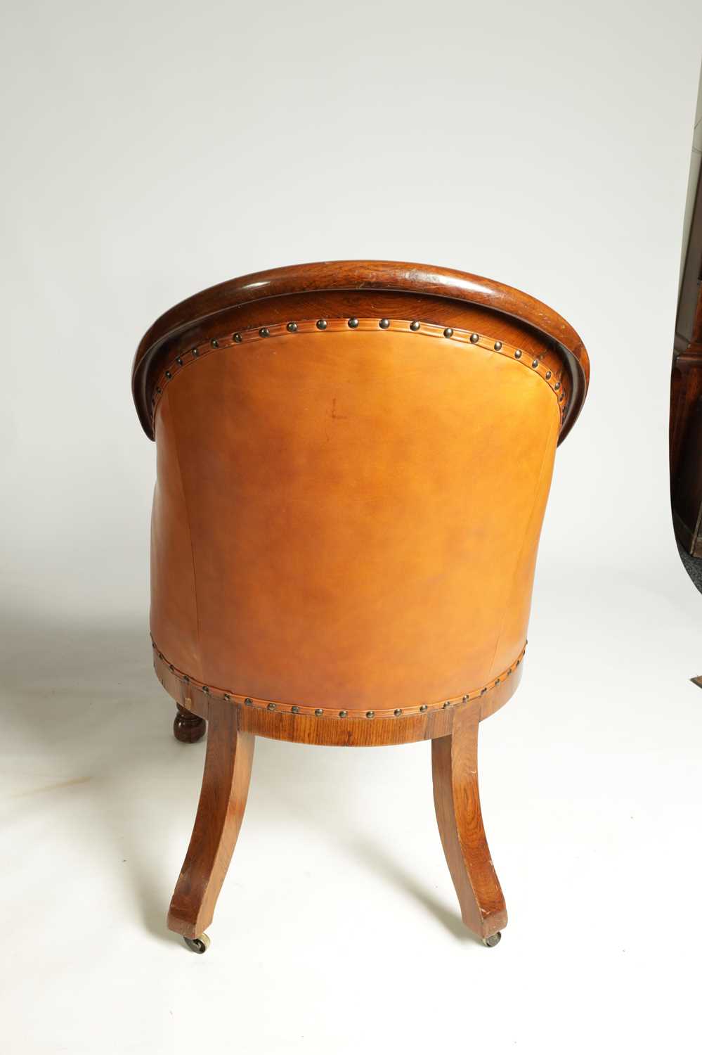 A PAIR OF REGENCY FIGURED ROSEWOOD AND TAN LEATHER BUTTON UPHOLSTERED LIBRARY CHAIRS - Image 2 of 13