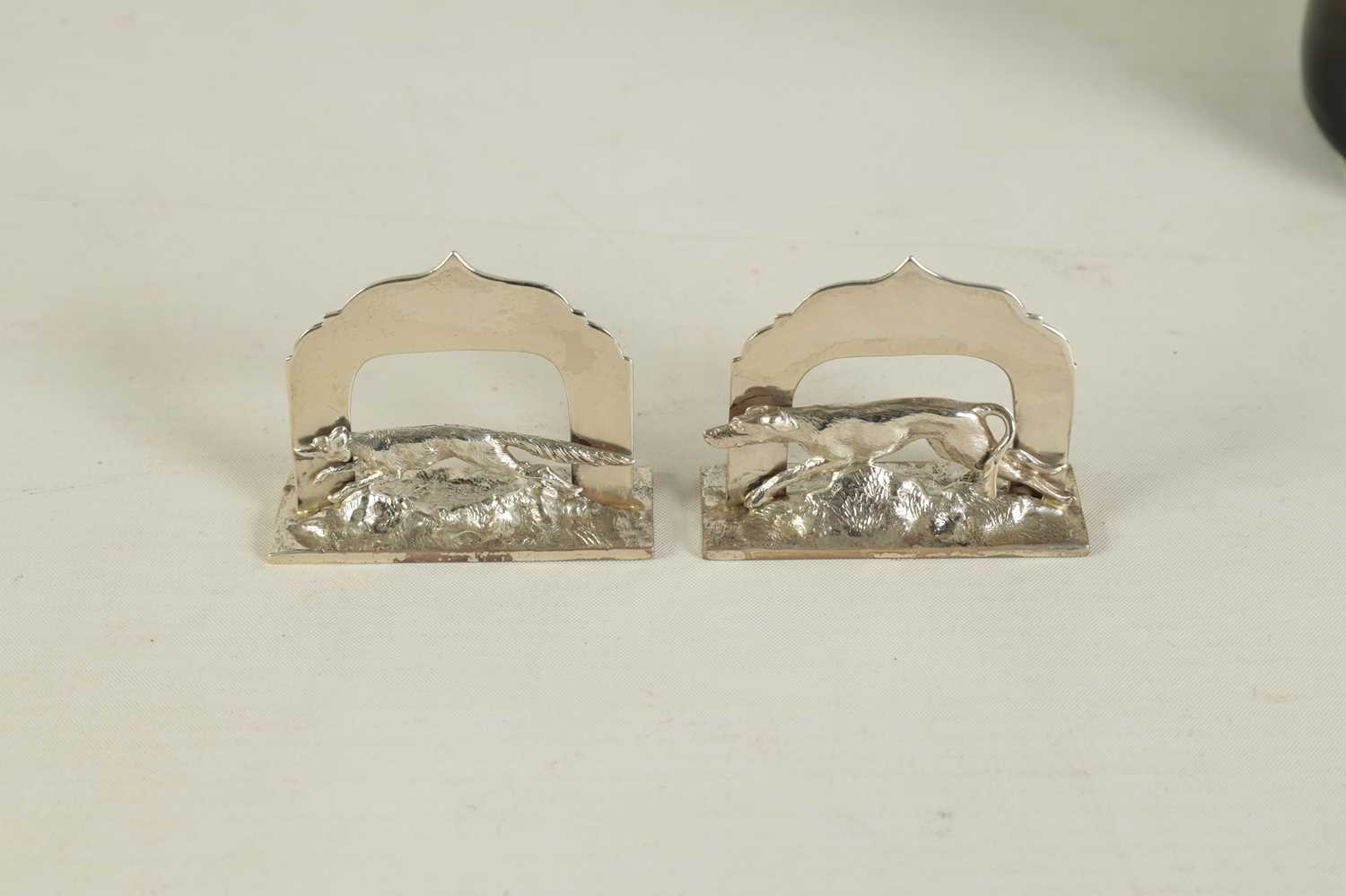 A PAIR OF SILVER MENU HOLDERS MODELLED AS FOX AND HOUND - Image 2 of 8