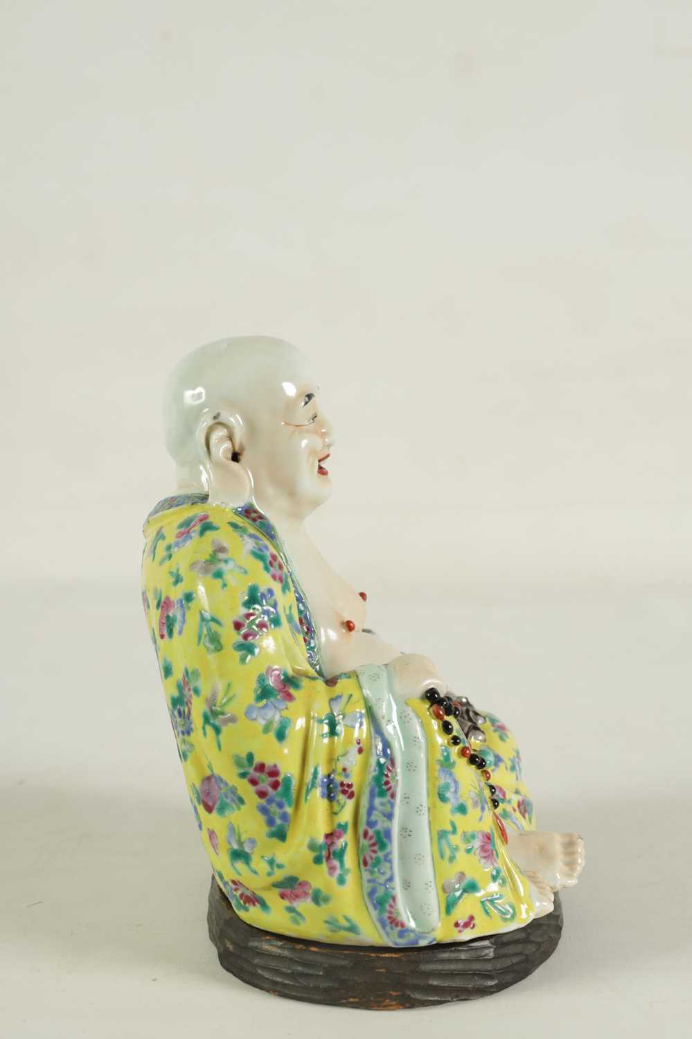 AN EARLY 20TH CENTURY CHINESE FAMILLE ROSE PORCELAIN BUDDHA - Image 7 of 16