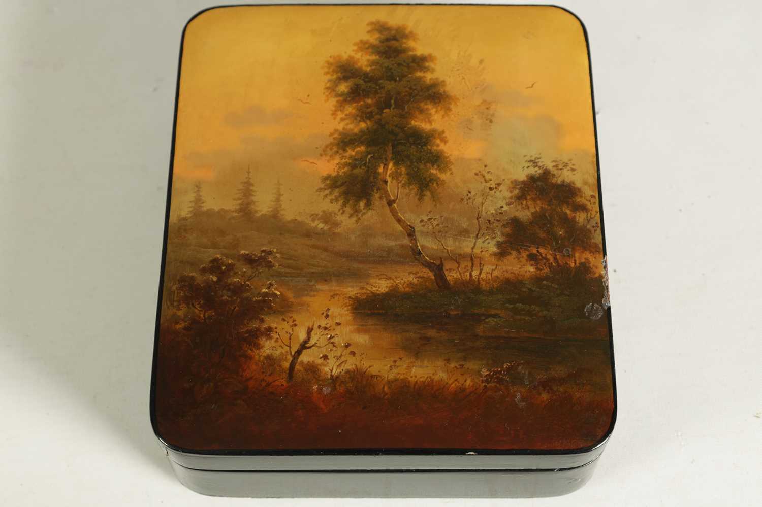 A 19TH CENTURY RUSSIAN LACQUERED PAPIER-MACHE BOX - Image 2 of 7