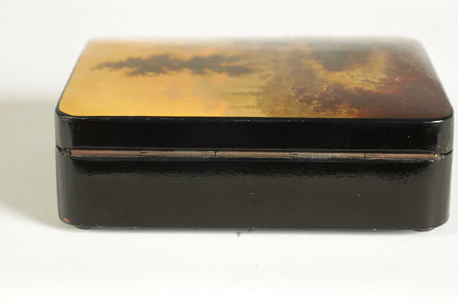 A 19TH CENTURY RUSSIAN LACQUERED PAPIER-MACHE BOX - Image 6 of 7