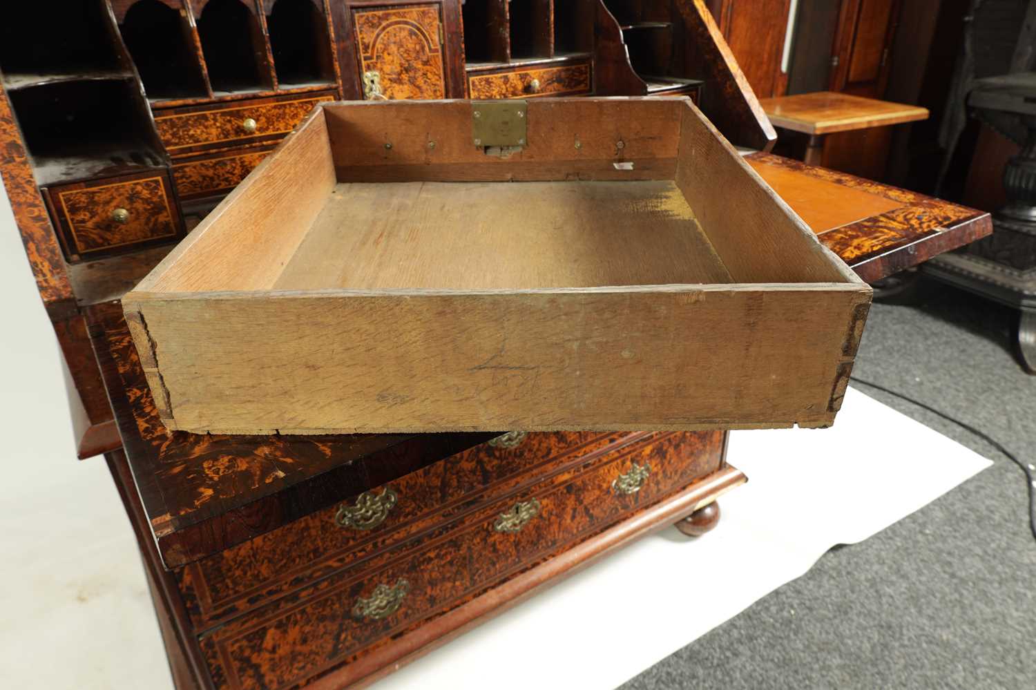 A RARE GEORGE I KINGWOOD CROSS-BANDED AND GEOMETRICALLY INLAID MULBERRY VENEERED BUREAU BOOKCASE IN - Image 6 of 11