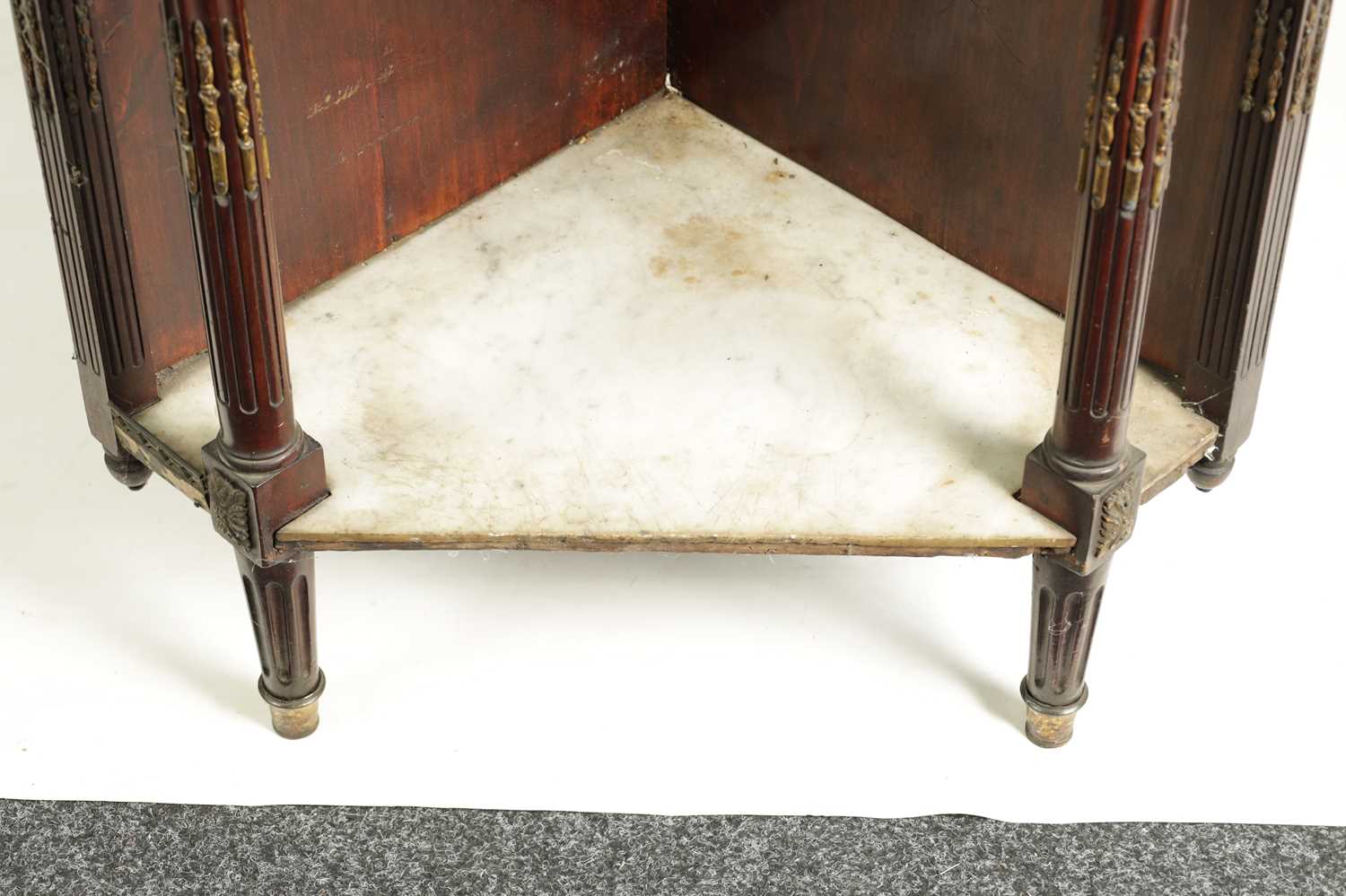 AN EARLY 19TH CENTURY FRENCH MAHOGANY AND WHITE MARBLE ORMOLU MOUNTED CORNER TABLE - Image 5 of 8