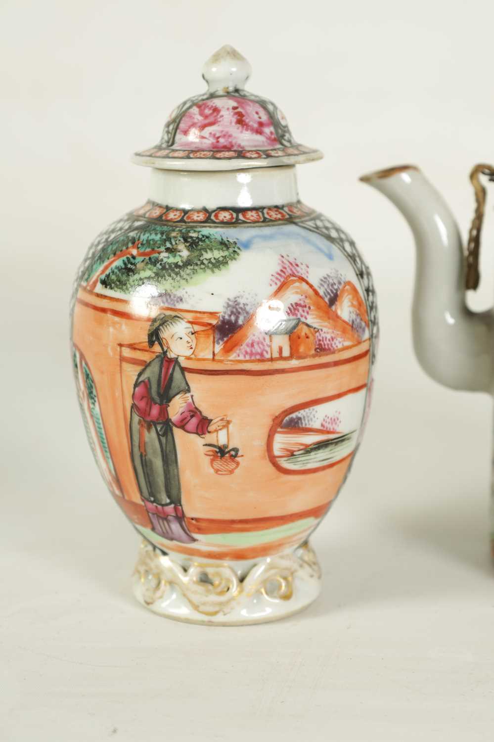 A 19TH CENTURY CHINESE SMALL-SHOULDERED VASE AND COVER - Image 9 of 15