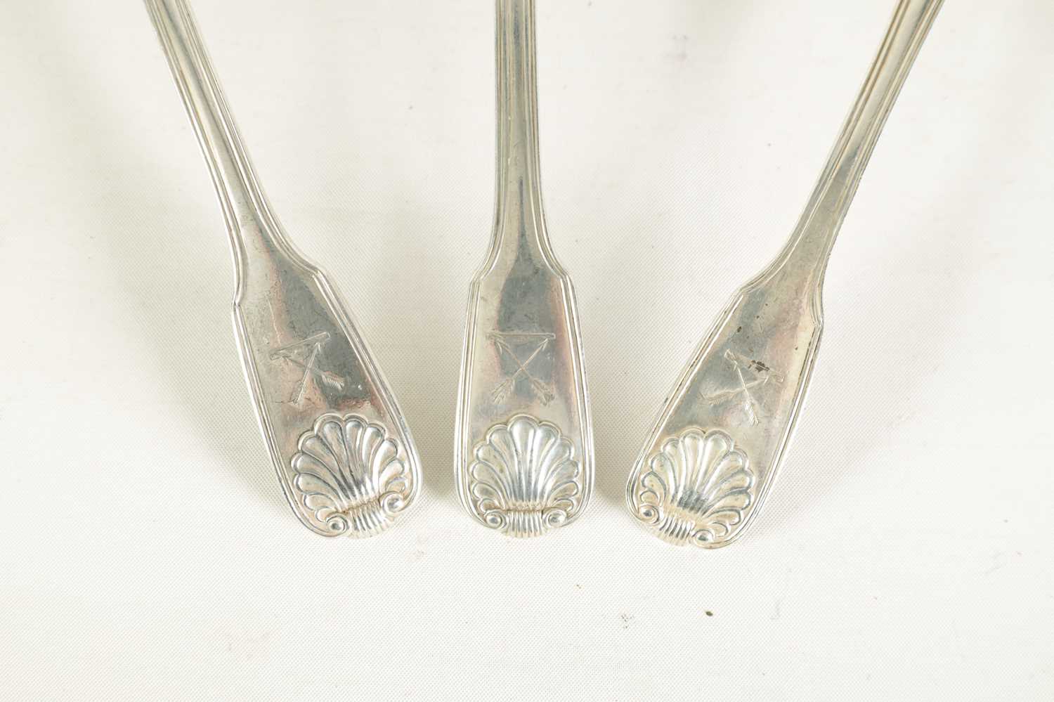 A PAIR OF VICTORIAN DOUBLE SHELL AND THREAD FIDDLE PATTERN SILVER SAUCE LADLES - Image 4 of 8