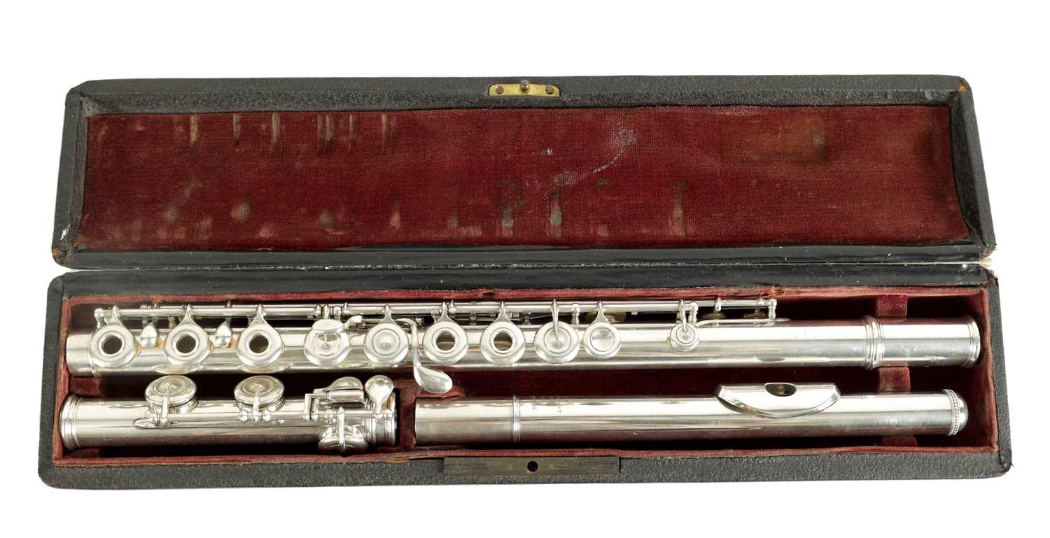 AN EARLY SOLID SILVER FLUTE BY LOUIS LOT OF PARIS NO. 936 - Image 2 of 7