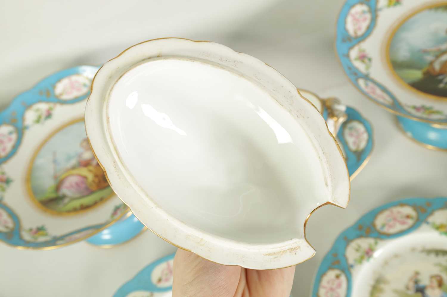 A 19TH CENTURY CONTINENTAL SEVRES PATTERN TWENTY-THREE PIECE DESSERT SERVICE - Image 13 of 25