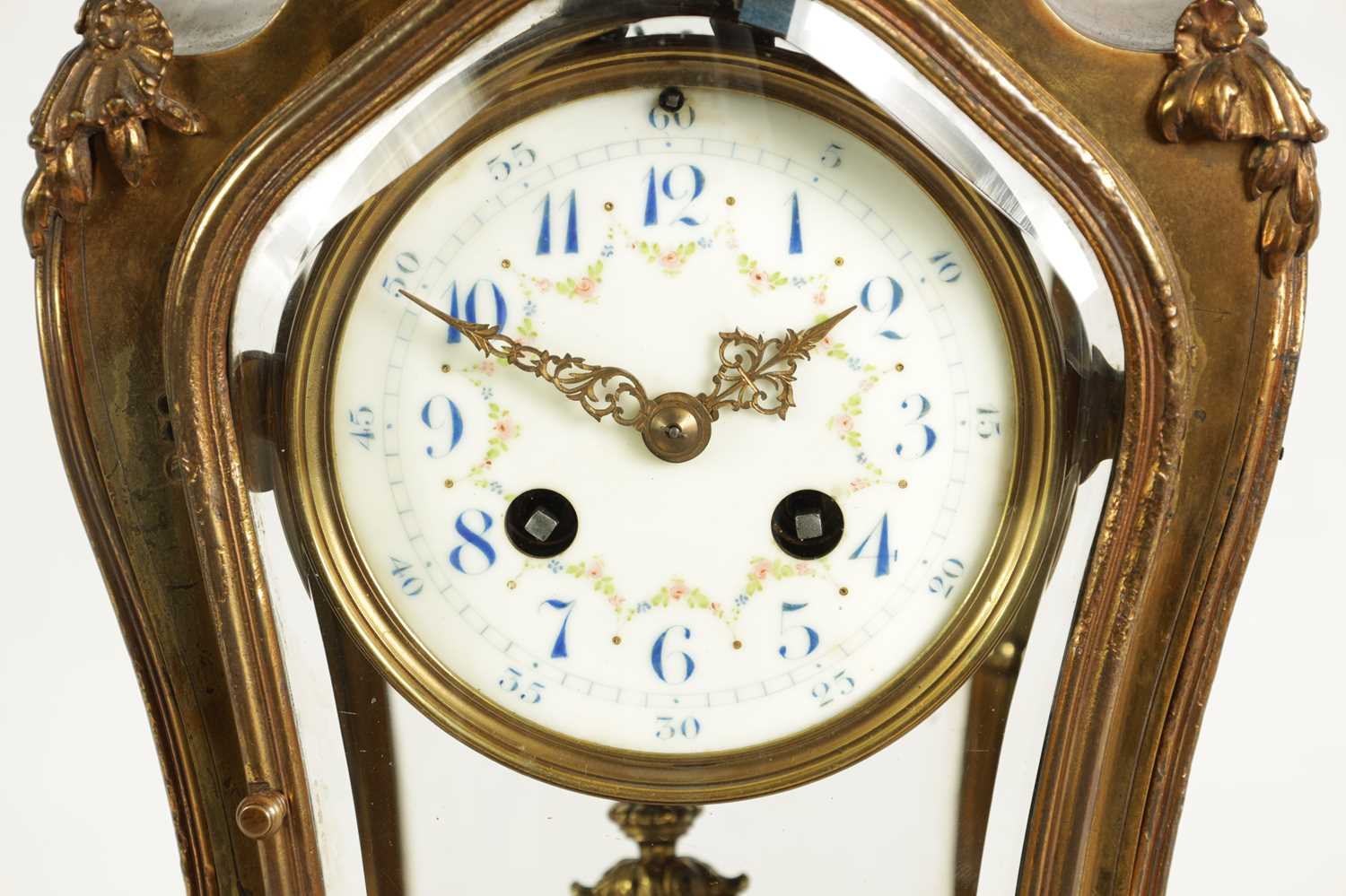 A LATE 19TH CENTURY FRENCH ART NOUVEAU GILT BRASS FOUR GLASS MANTEL CLOCK - Image 4 of 13
