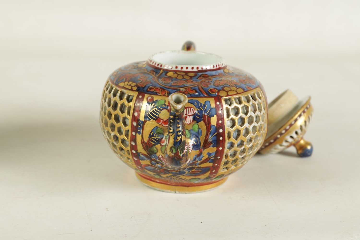 AN 18TH CENTURY CHINESE DOUBLE WALLED RETICULATED TEAPOT - Image 8 of 14