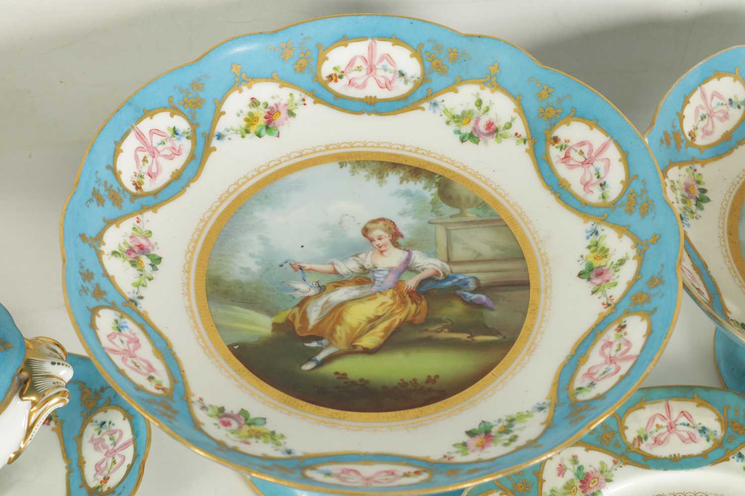 A 19TH CENTURY CONTINENTAL SEVRES PATTERN TWENTY-THREE PIECE DESSERT SERVICE - Image 6 of 25