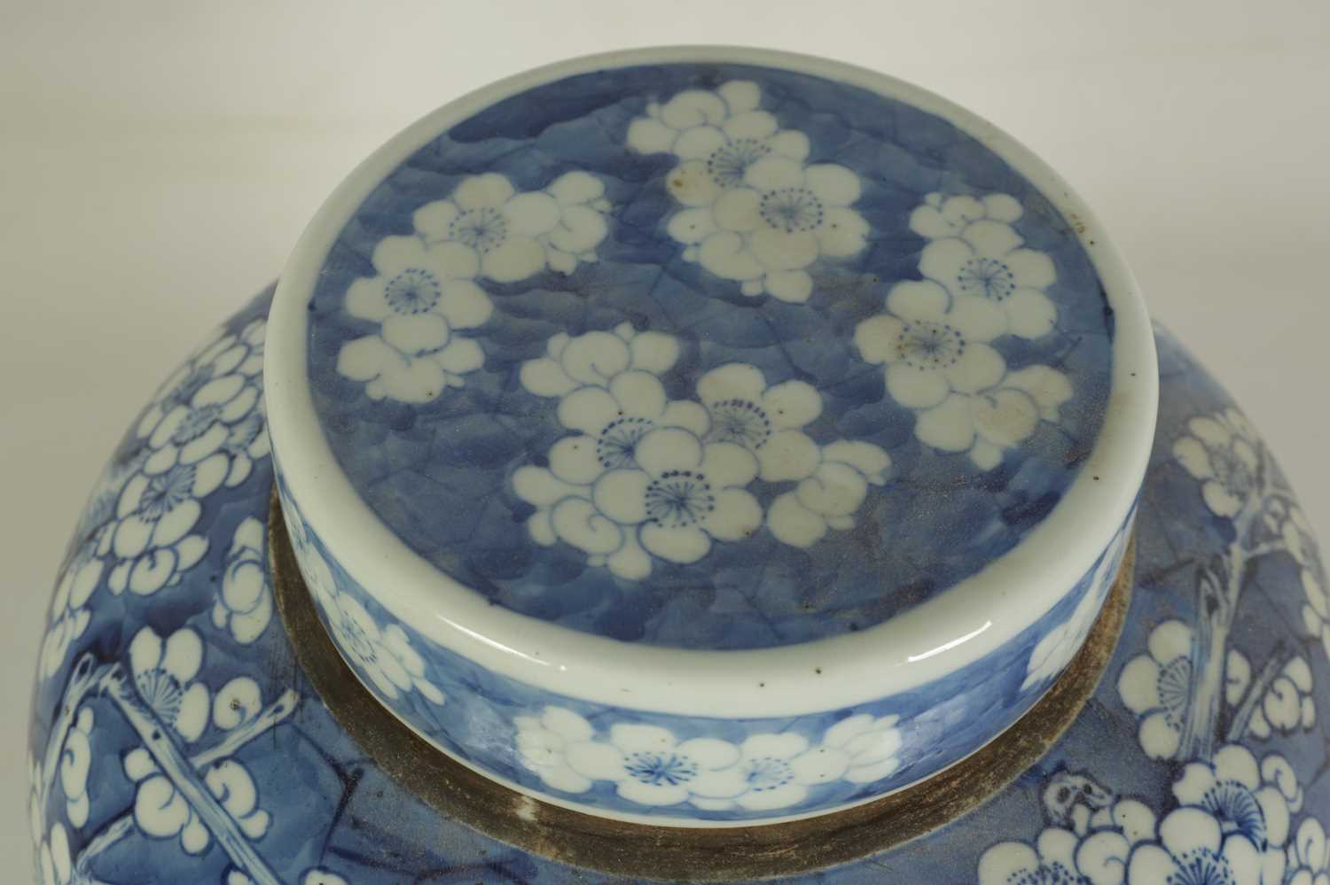 A LARGE 19TH CENTURY CHINESE BLUE AND WHITE GINGER JAR AND COVER - Image 5 of 13