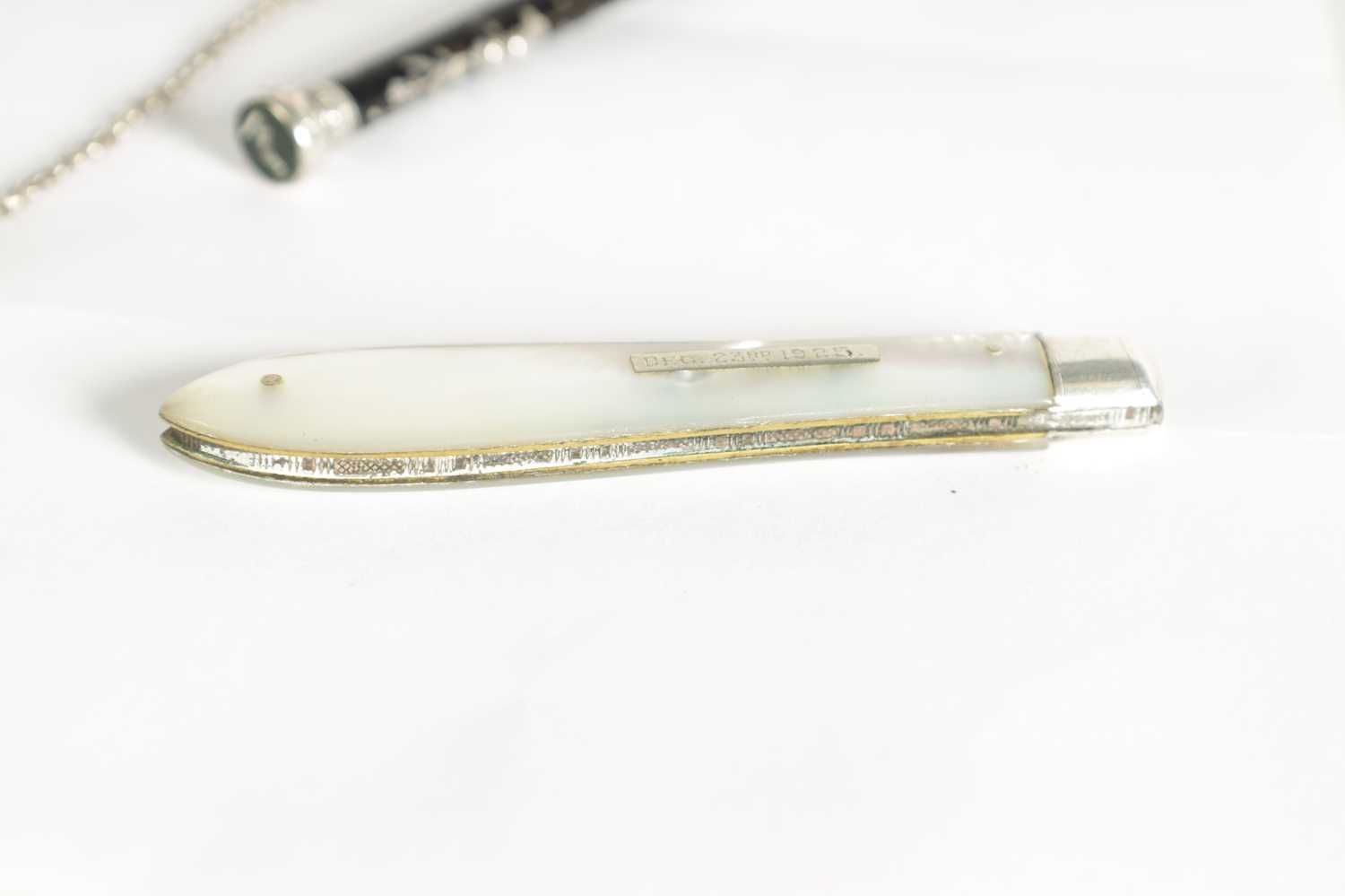 A 19TH CENTURY SILVER AND EBONISED RETRACTABLE PENCIL WITH INLAID PIQUEWORK DECORATION - Image 4 of 10