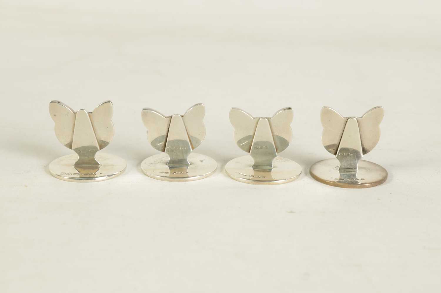 A CASED SET OF FOUR FOX HEAD SILVER MENU HOLDERS - Image 8 of 9