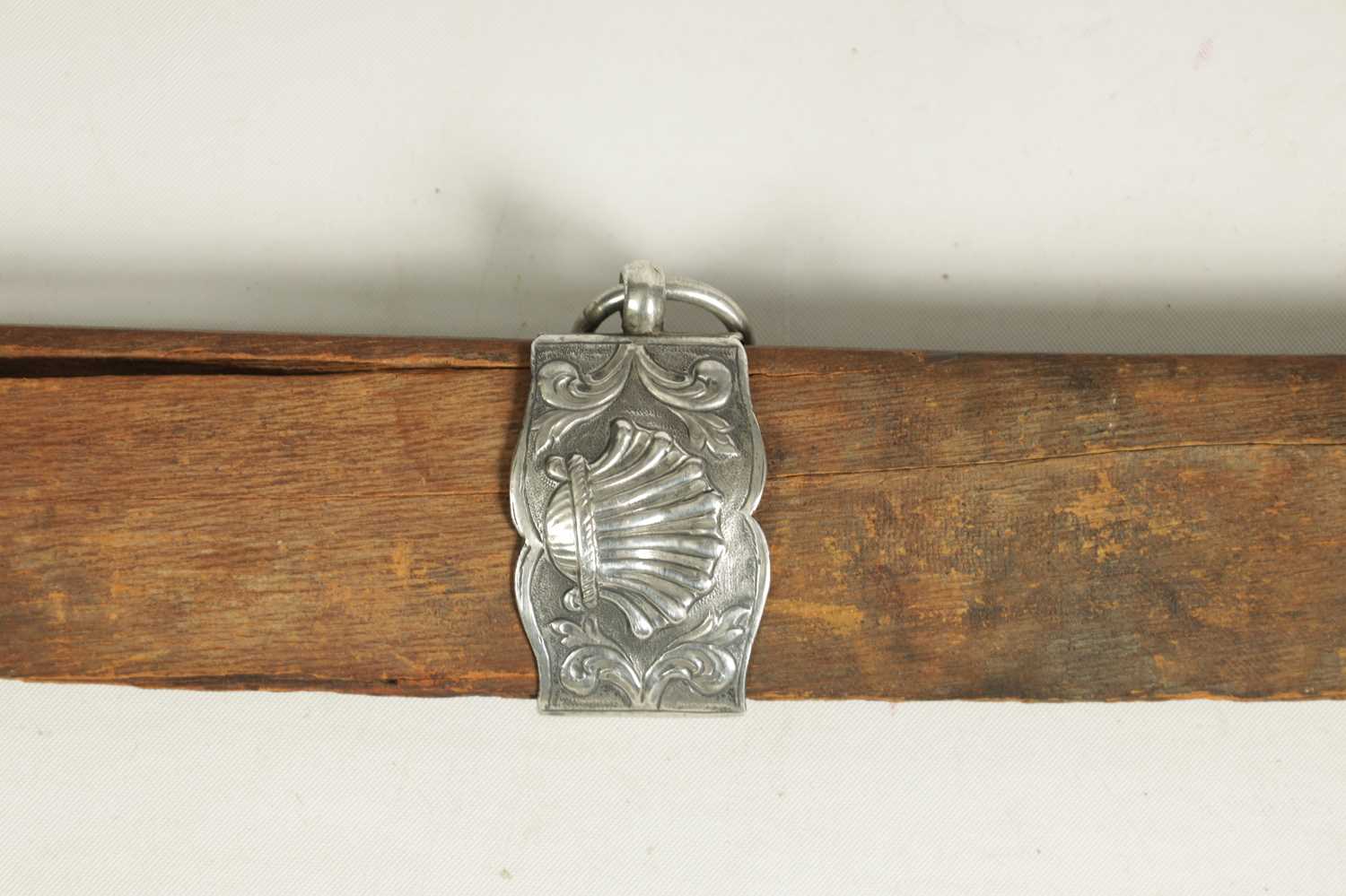 AN 18TH CENTURY ENGLISH SILVER-MOUNTED HANGER - Image 7 of 13