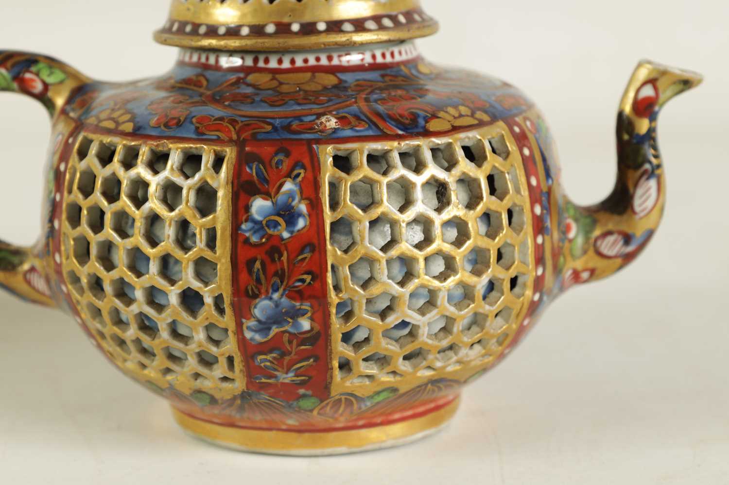 AN 18TH CENTURY CHINESE DOUBLE WALLED RETICULATED TEAPOT - Image 4 of 14