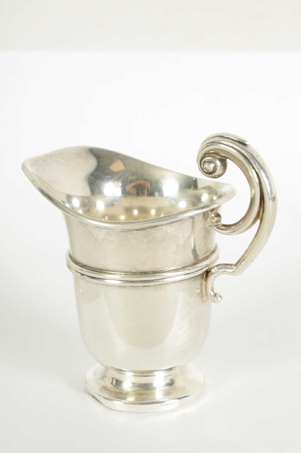 A GEORGE III SILVER MUSTARD POT WITH BLUE GLASS LINER - Image 4 of 11