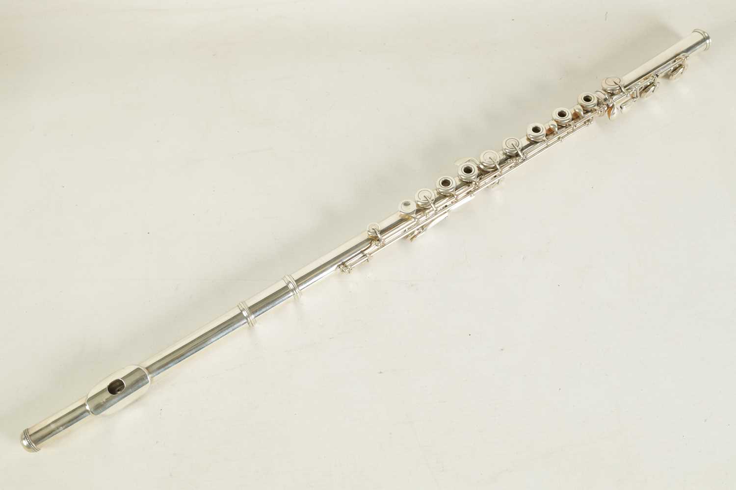 A MID 19TH CENTURY SOLID SILVER CONCERT FLUTE BY LOUIS LOT, PARIS. NO. 1056 - Image 3 of 11