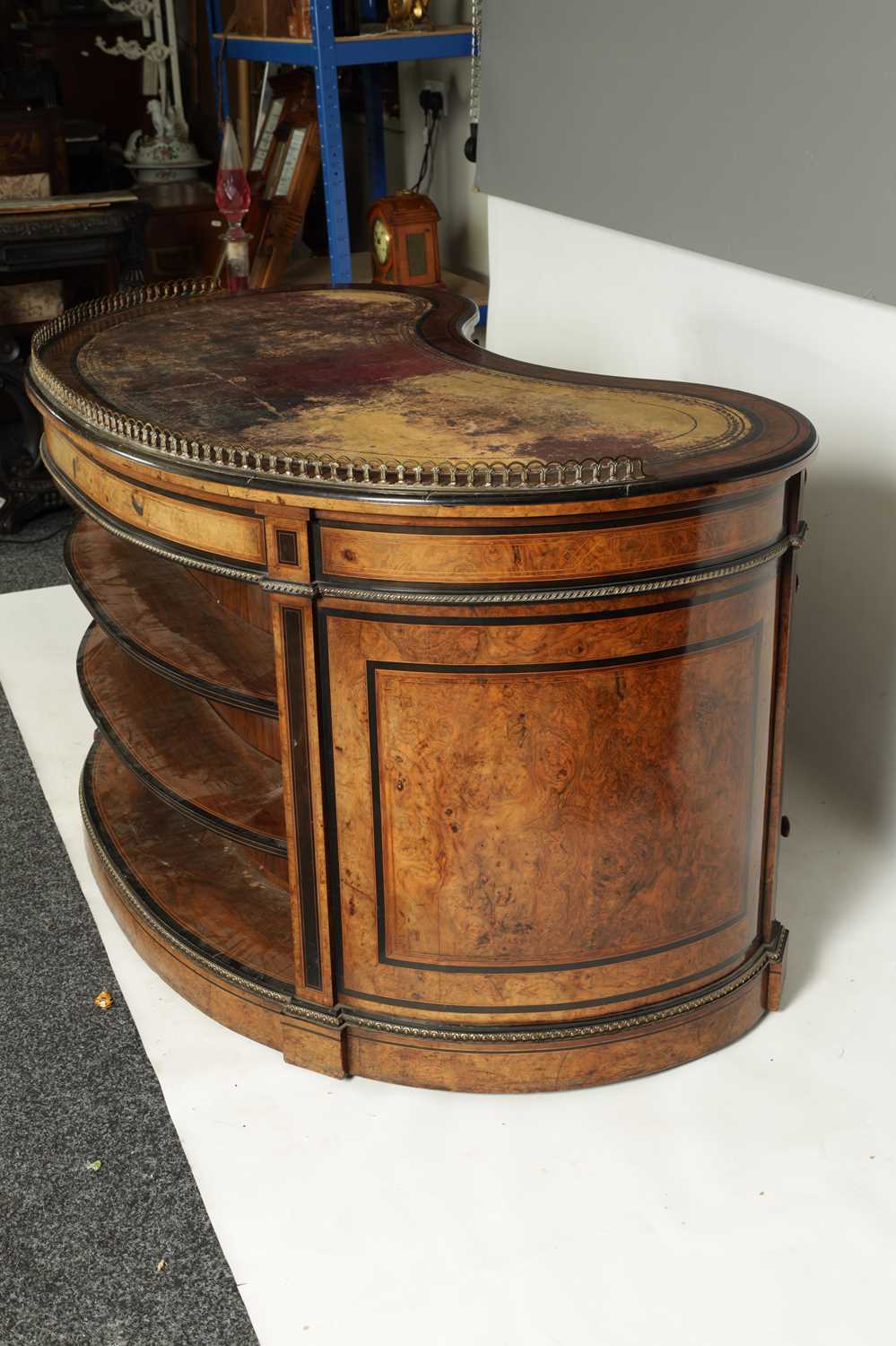 A FINE LATE 19TH CENTURY WALNUT AND EBONISED STRING INLAID KIDNEY SHAPED LIBRARY DESK WITH FITTED RE - Image 9 of 13