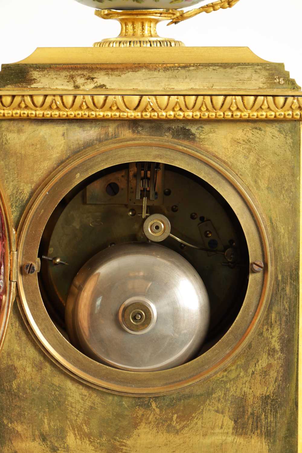 A GOOD QUALITY LATE 19TH CENTURY FRENCH ORMOLU AND PORCELAIN PANELLED MANTEL CLOCK - Image 9 of 11