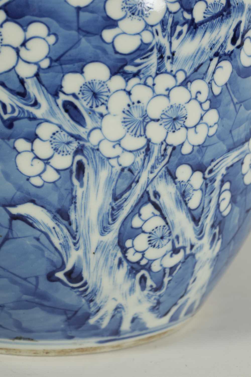 A LARGE 19TH CENTURY CHINESE BLUE AND WHITE GINGER JAR AND COVER - Image 4 of 13