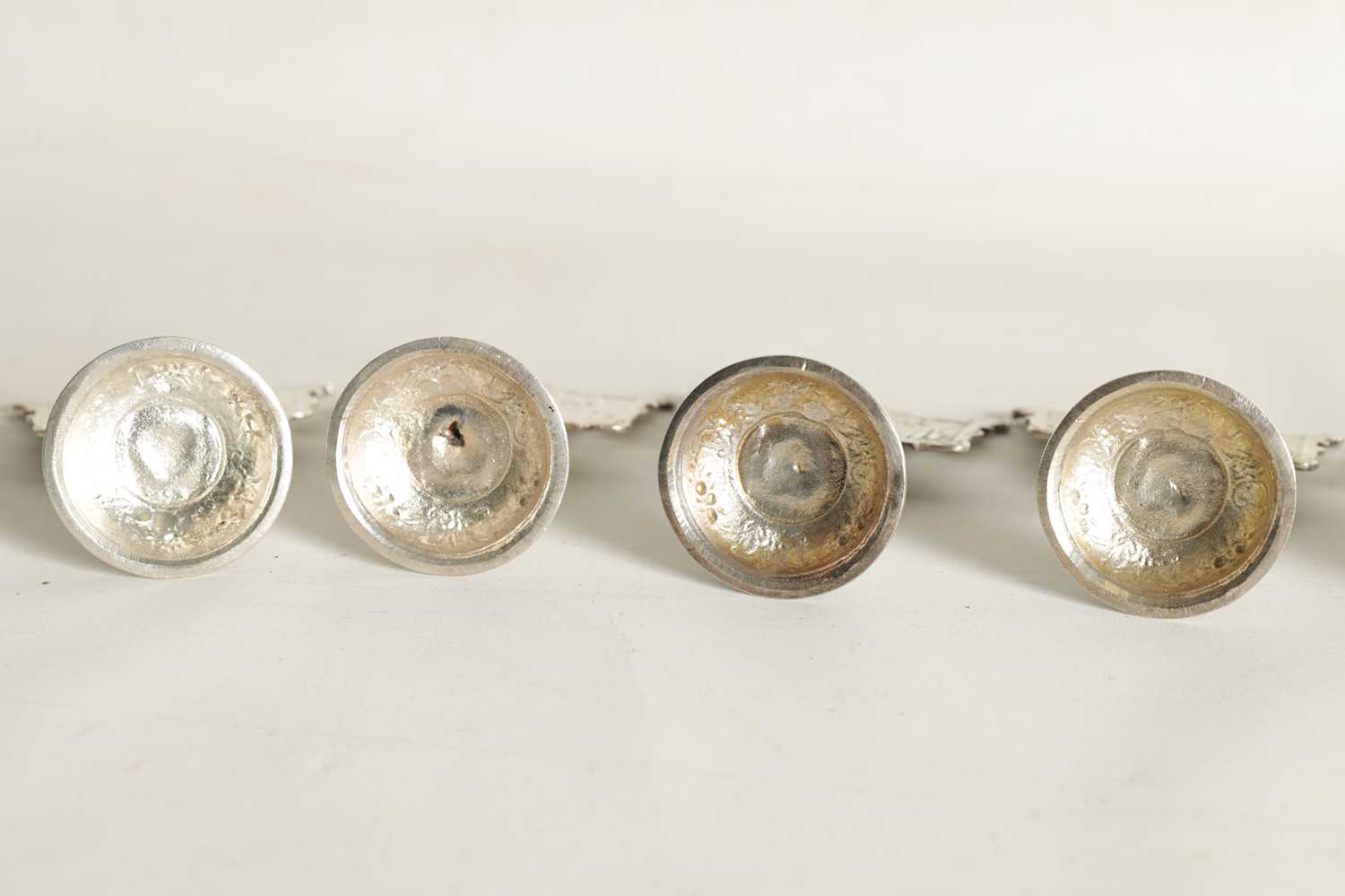 A SET OF EIGHT LATE 19TH CENTURY CONTINENTAL SILVER MENU HOLDERS - Image 10 of 11