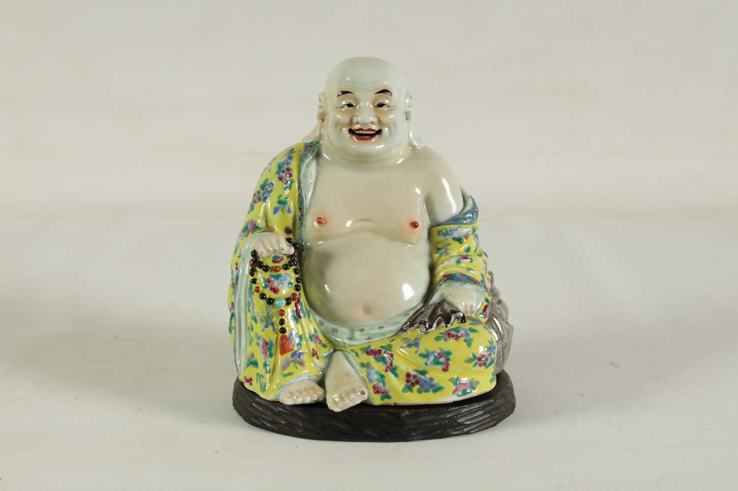 AN EARLY 20TH CENTURY CHINESE FAMILLE ROSE PORCELAIN BUDDHA - Image 2 of 16