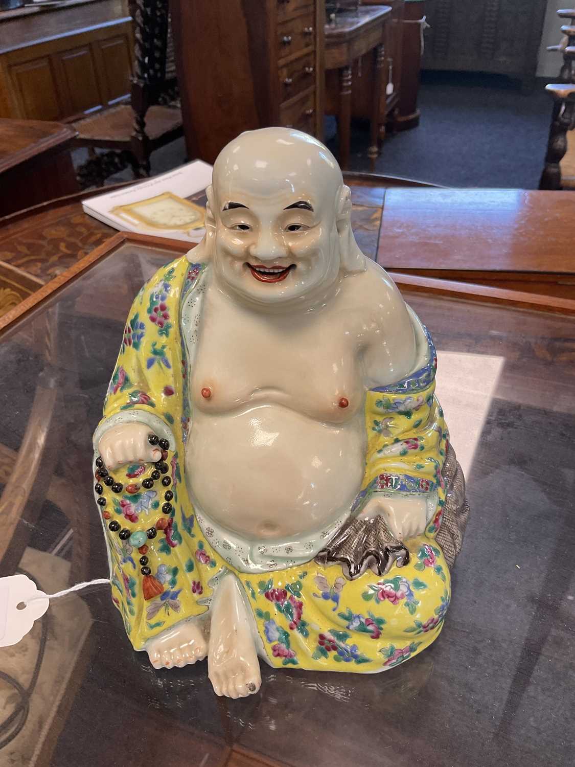 AN EARLY 20TH CENTURY CHINESE FAMILLE ROSE PORCELAIN BUDDHA - Image 11 of 16