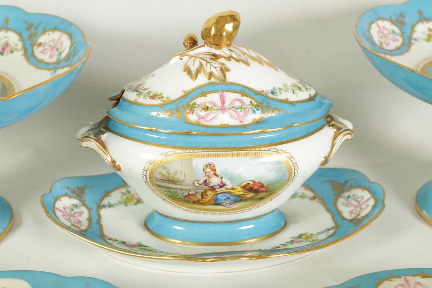 A 19TH CENTURY CONTINENTAL SEVRES PATTERN TWENTY-THREE PIECE DESSERT SERVICE - Image 3 of 25