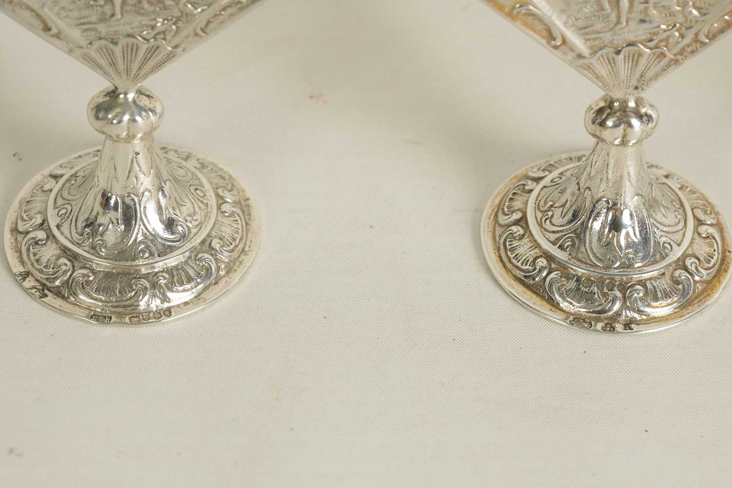 A CASED SET OF FOUR LATE VICTORIAN NOVELTY SILVER MENU HOLDERS MODELLED AS FANS - Image 6 of 11