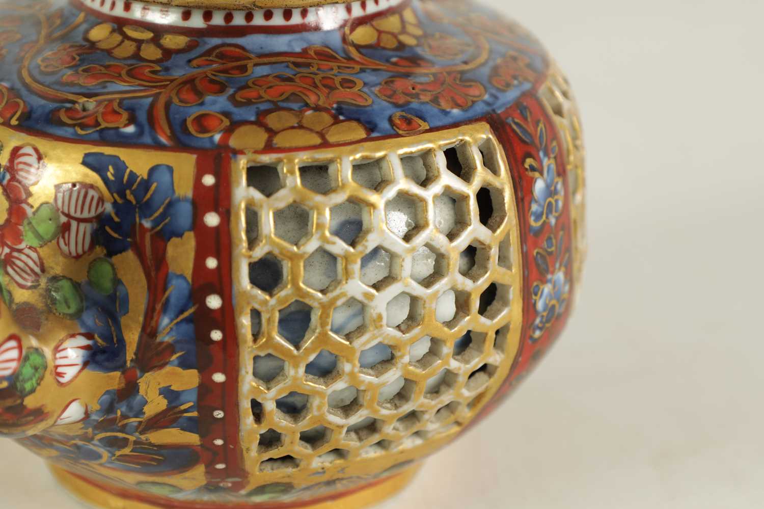AN 18TH CENTURY CHINESE DOUBLE WALLED RETICULATED TEAPOT - Image 3 of 14