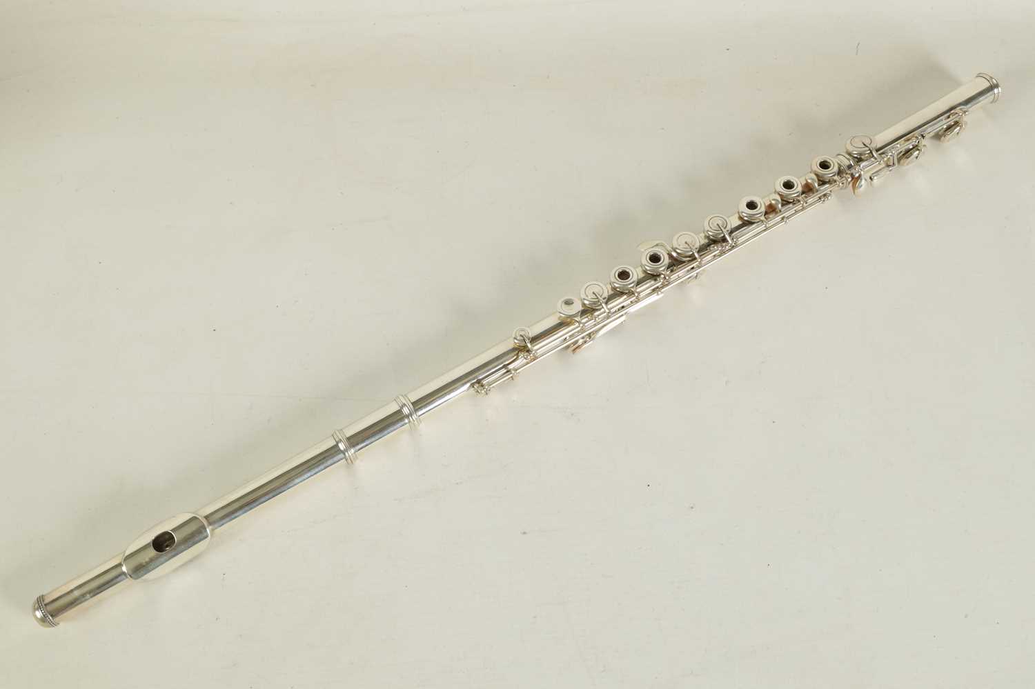 A MID 19TH CENTURY SOLID SILVER CONCERT FLUTE BY LOUIS LOT, PARIS. NO. 1056 - Image 4 of 11