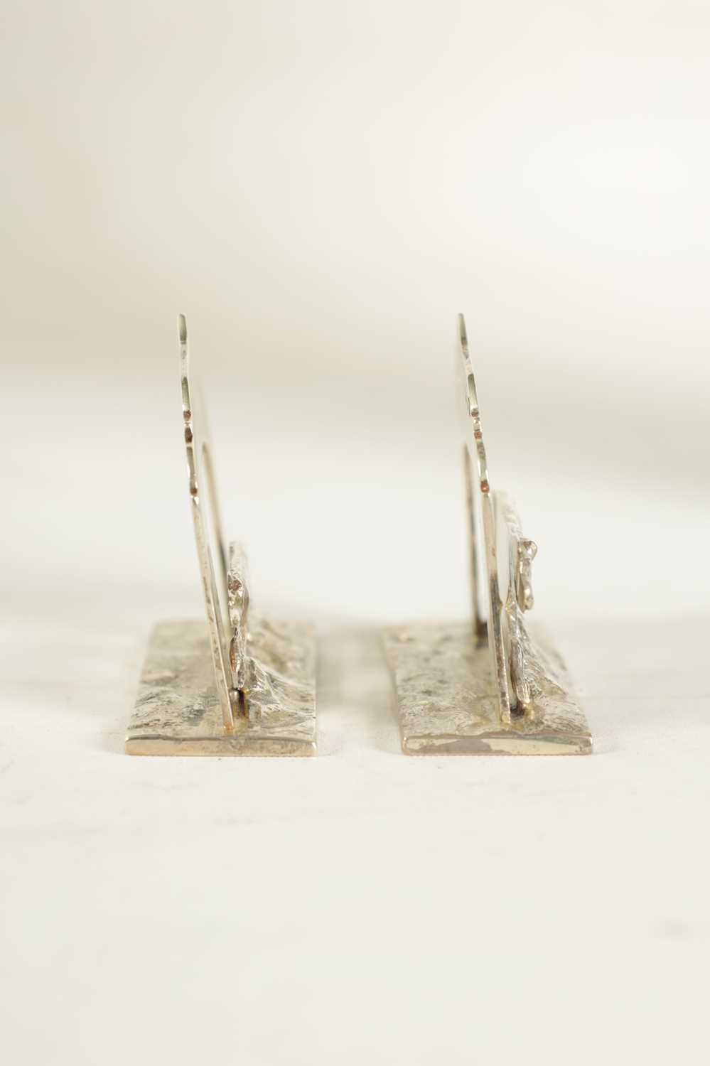 A PAIR OF SILVER MENU HOLDERS MODELLED AS FOX AND HOUND - Image 7 of 8