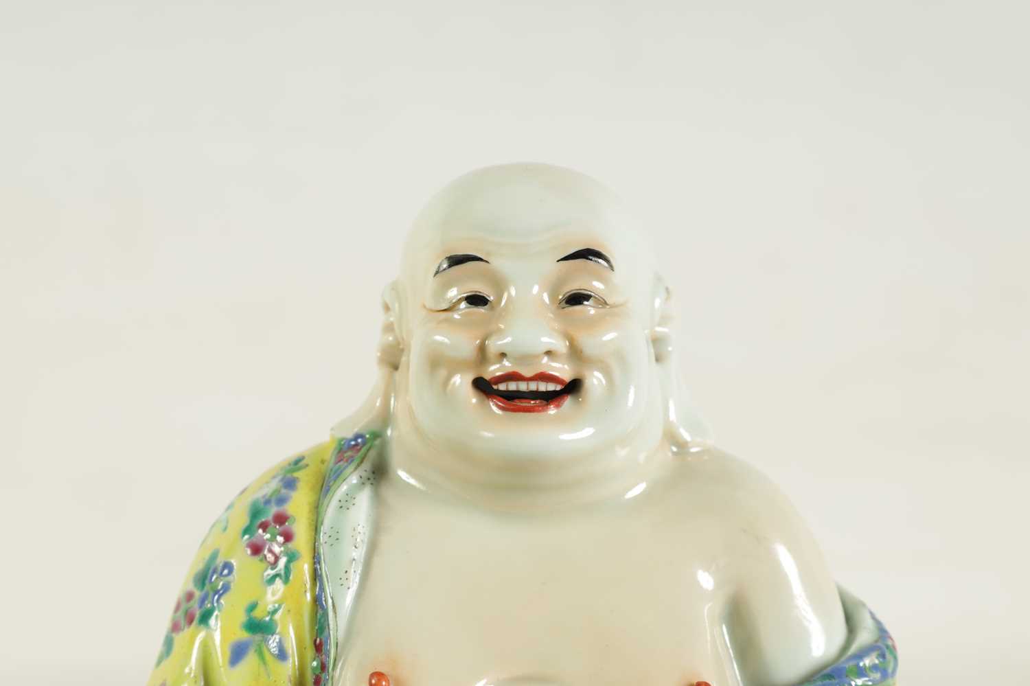 AN EARLY 20TH CENTURY CHINESE FAMILLE ROSE PORCELAIN BUDDHA - Image 4 of 16