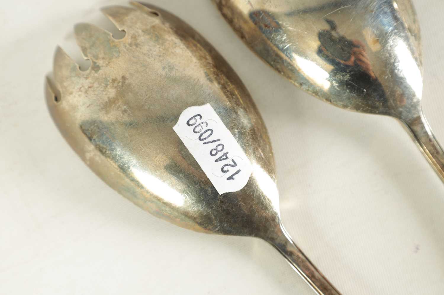 A PAIR OF VICTORIAN DOUBLE SHELL AND THREAD FIDDLE PATTERN SILVER SAUCE LADLES - Image 8 of 8