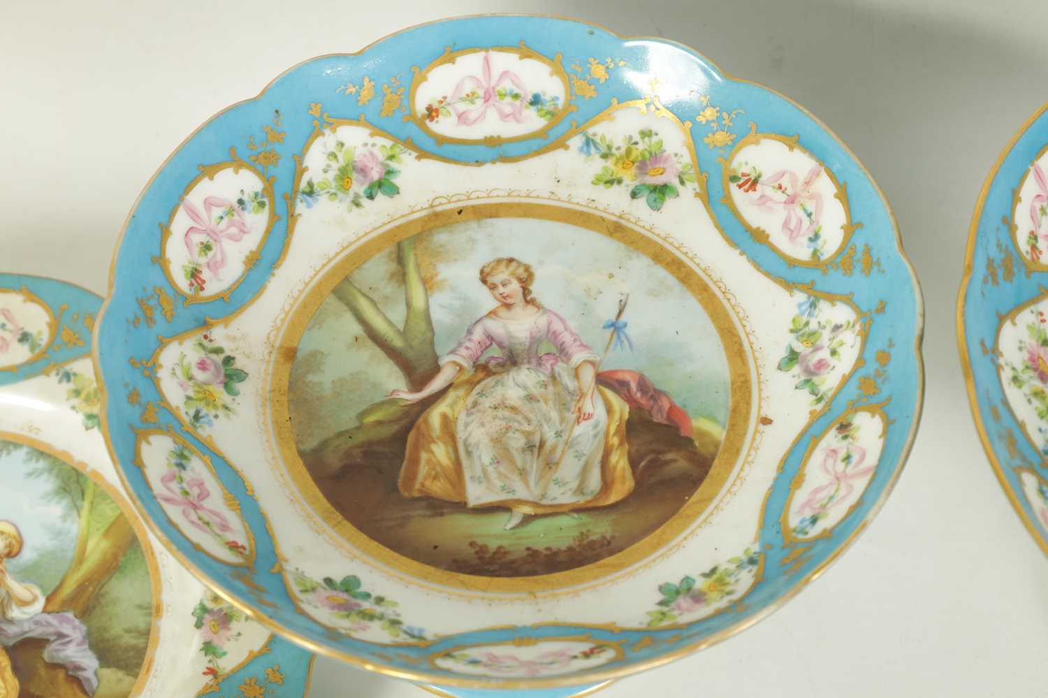 A 19TH CENTURY CONTINENTAL SEVRES PATTERN TWENTY-THREE PIECE DESSERT SERVICE - Image 5 of 25