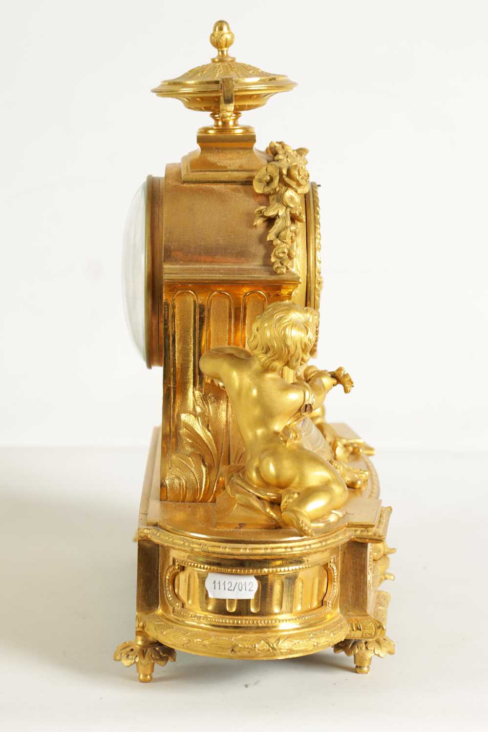 A LATE 19TH CENTURY FRENCH ORMOLU AND PORCELAIN PANELLED FIGURAL MANTEL CLOCK - Image 7 of 12