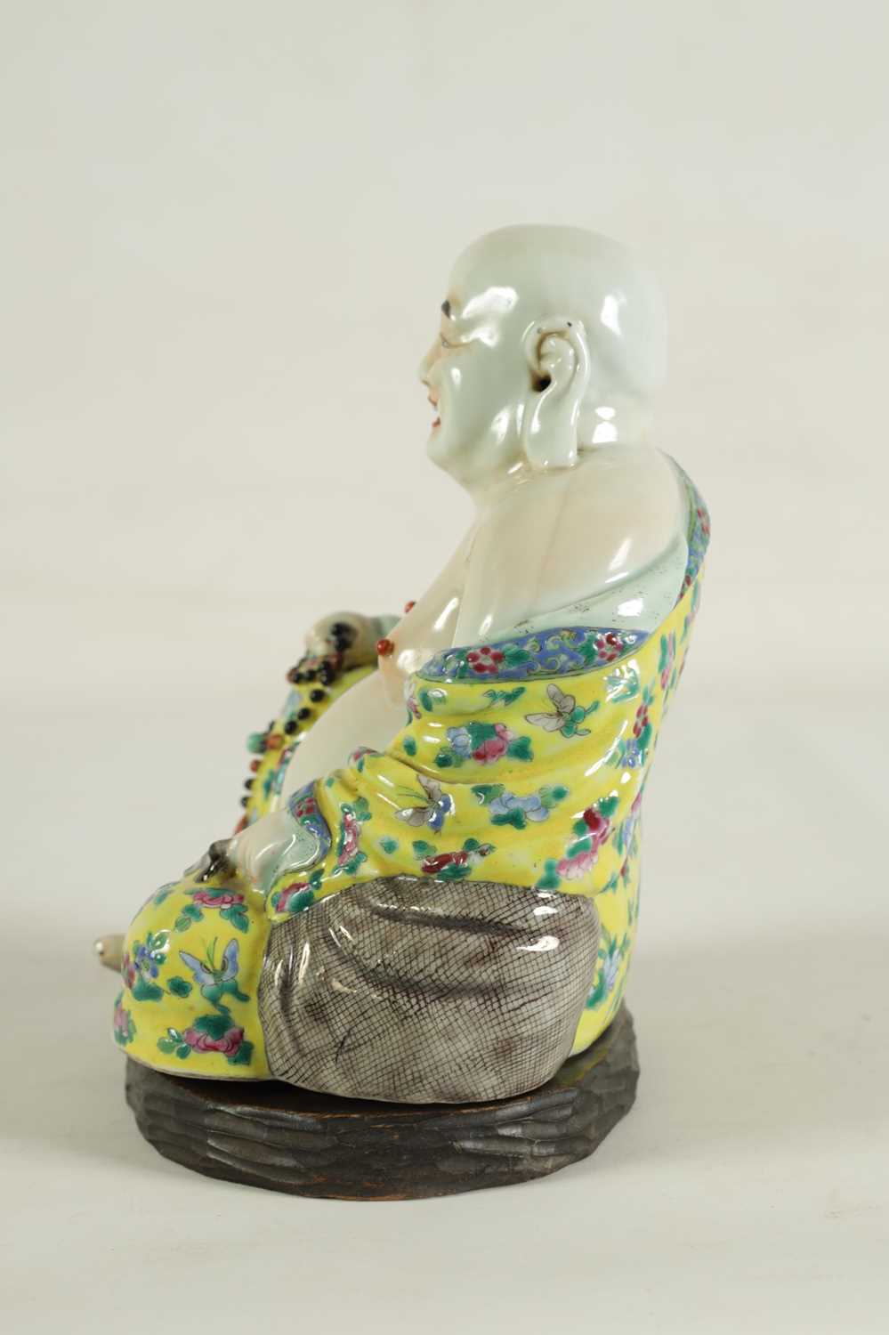 AN EARLY 20TH CENTURY CHINESE FAMILLE ROSE PORCELAIN BUDDHA - Image 9 of 16