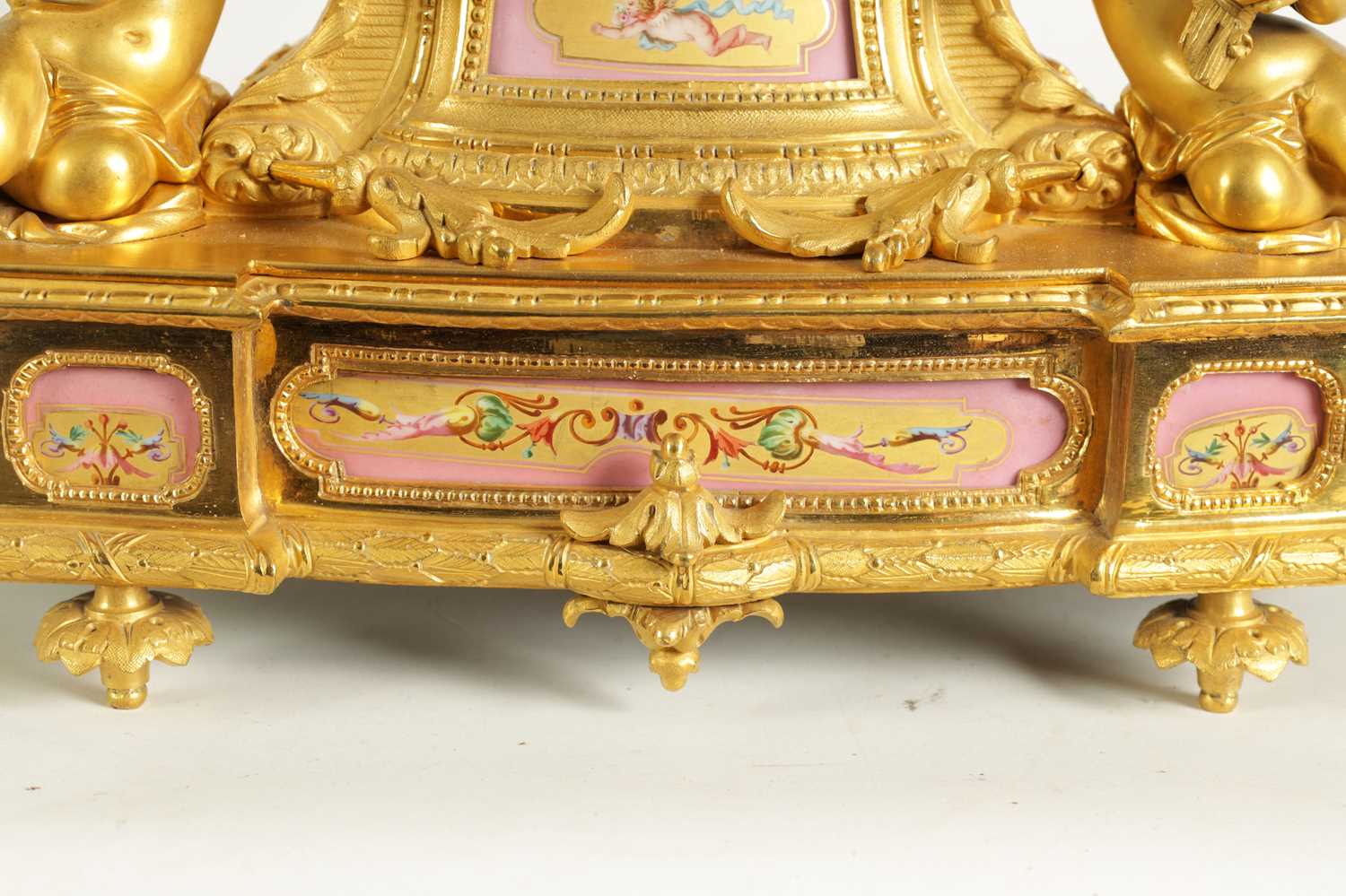 A LATE 19TH CENTURY FRENCH ORMOLU AND PORCELAIN PANELLED FIGURAL MANTEL CLOCK - Image 6 of 12
