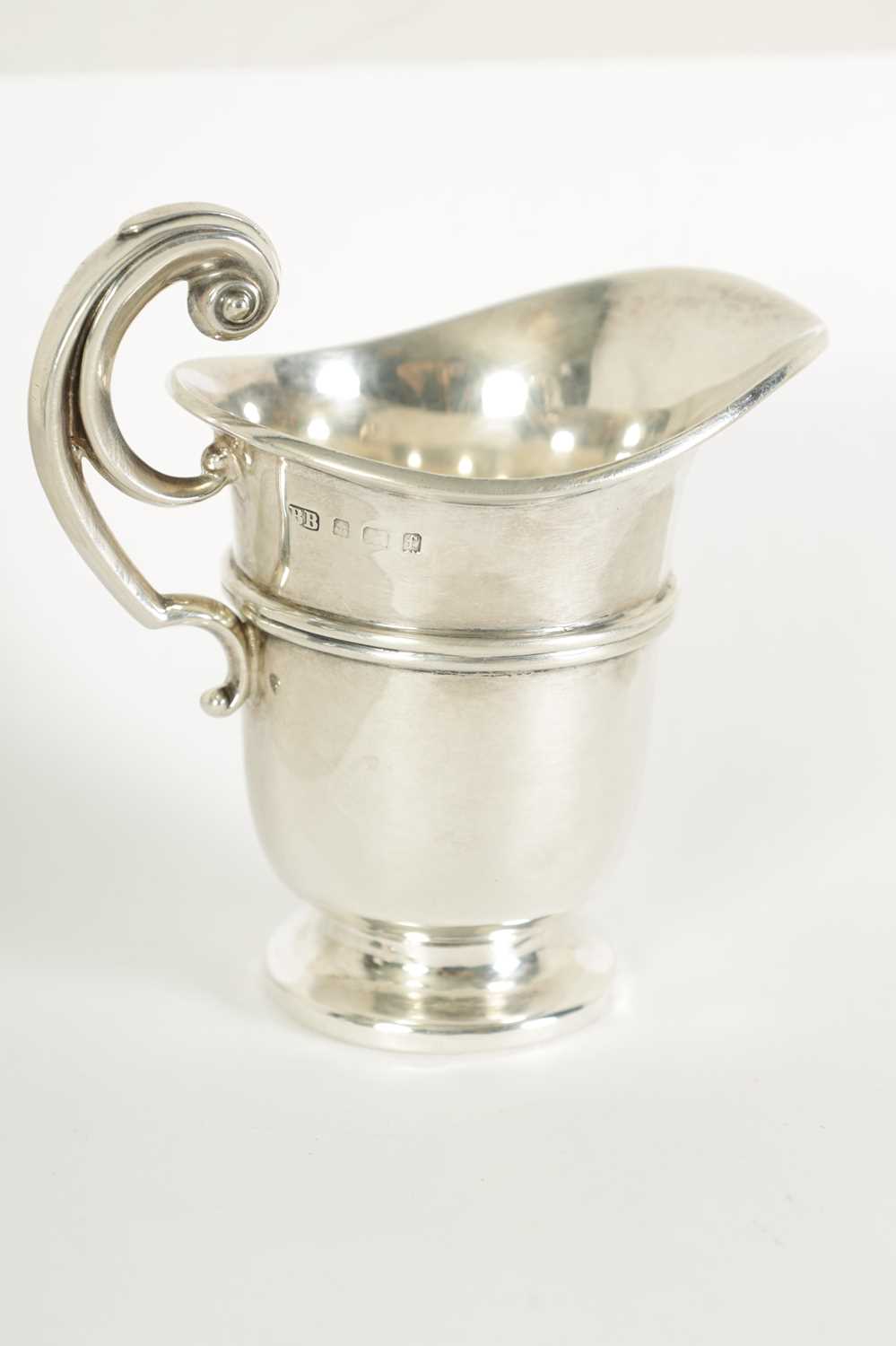 A GEORGE III SILVER MUSTARD POT WITH BLUE GLASS LINER - Image 2 of 11