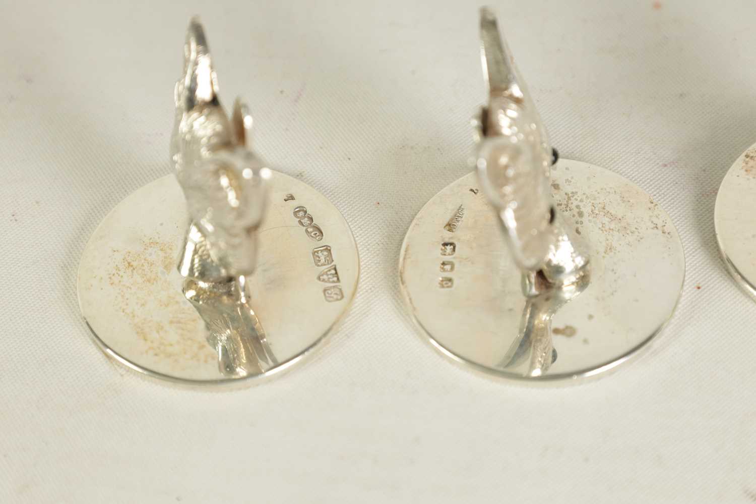 A CASED SET OF FOUR FOX HEAD SILVER MENU HOLDERS - Image 6 of 9