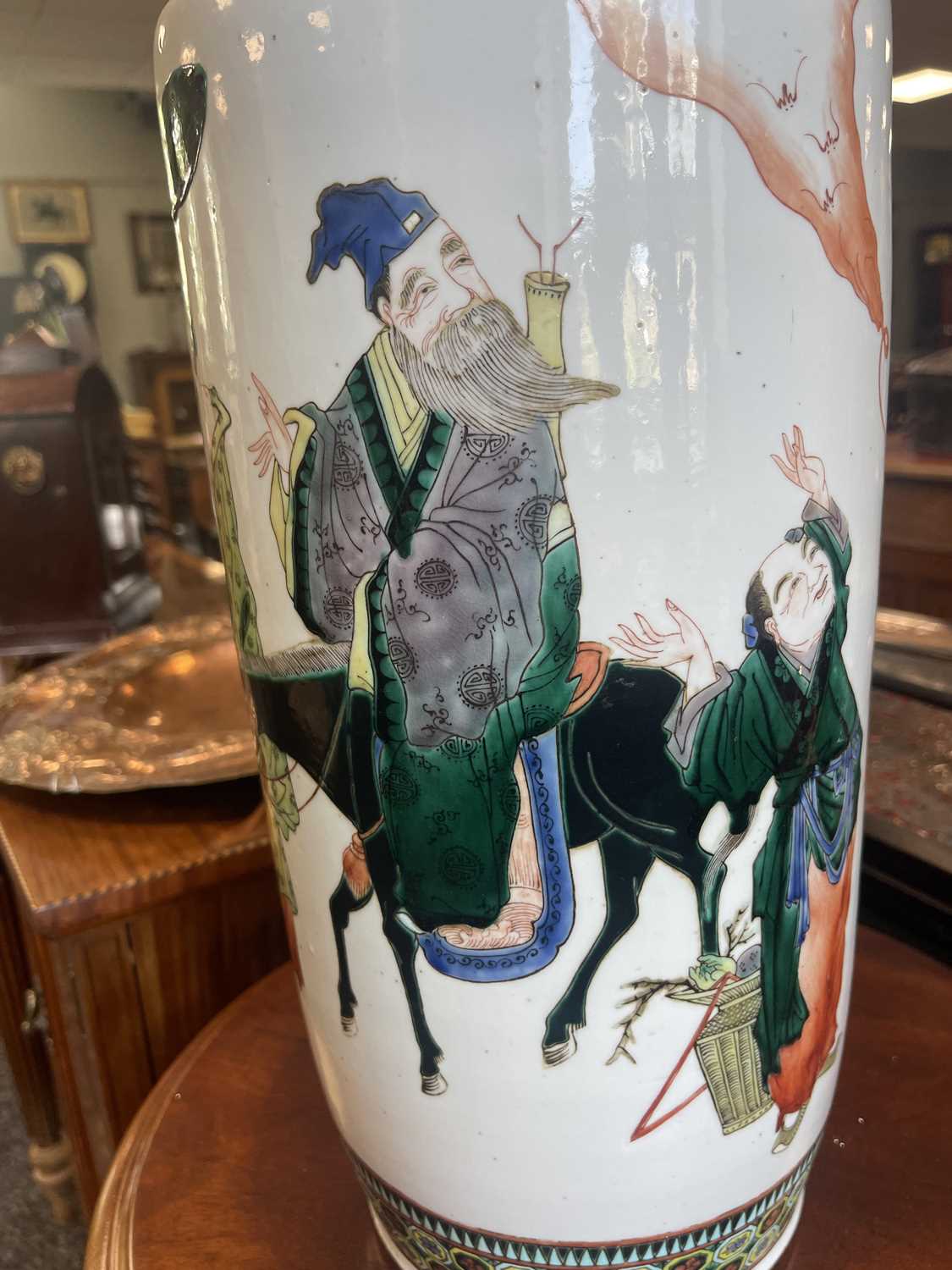 A LARGE PAIR OF 19TH CENTURY CHINESE FAMILLE VERTE PORCELAIN VASES - Image 19 of 36