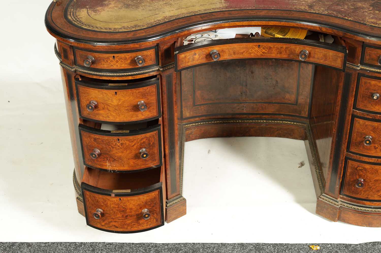 A FINE LATE 19TH CENTURY WALNUT AND EBONISED STRING INLAID KIDNEY SHAPED LIBRARY DESK WITH FITTED RE - Image 4 of 13