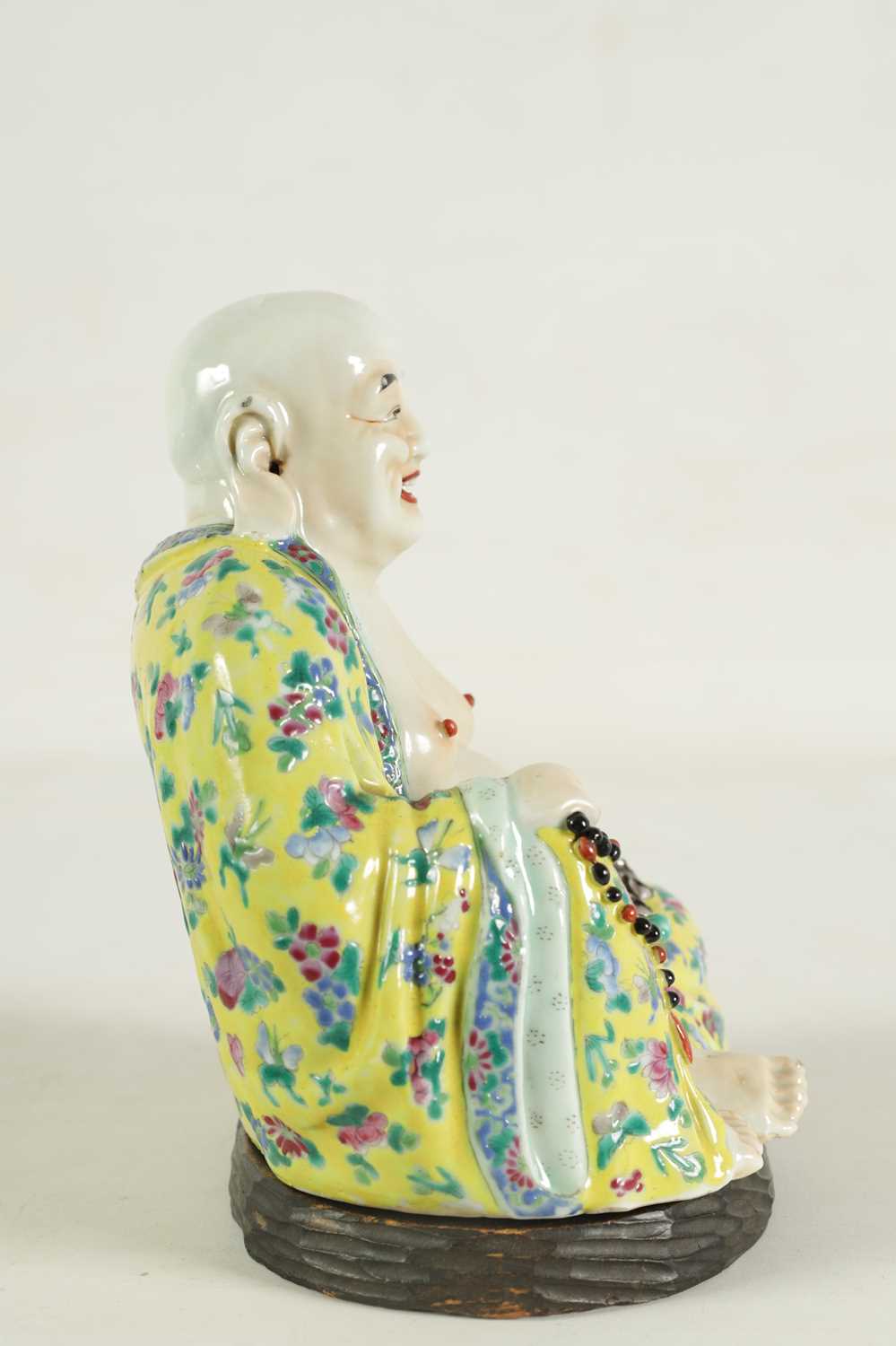 AN EARLY 20TH CENTURY CHINESE FAMILLE ROSE PORCELAIN BUDDHA - Image 6 of 16
