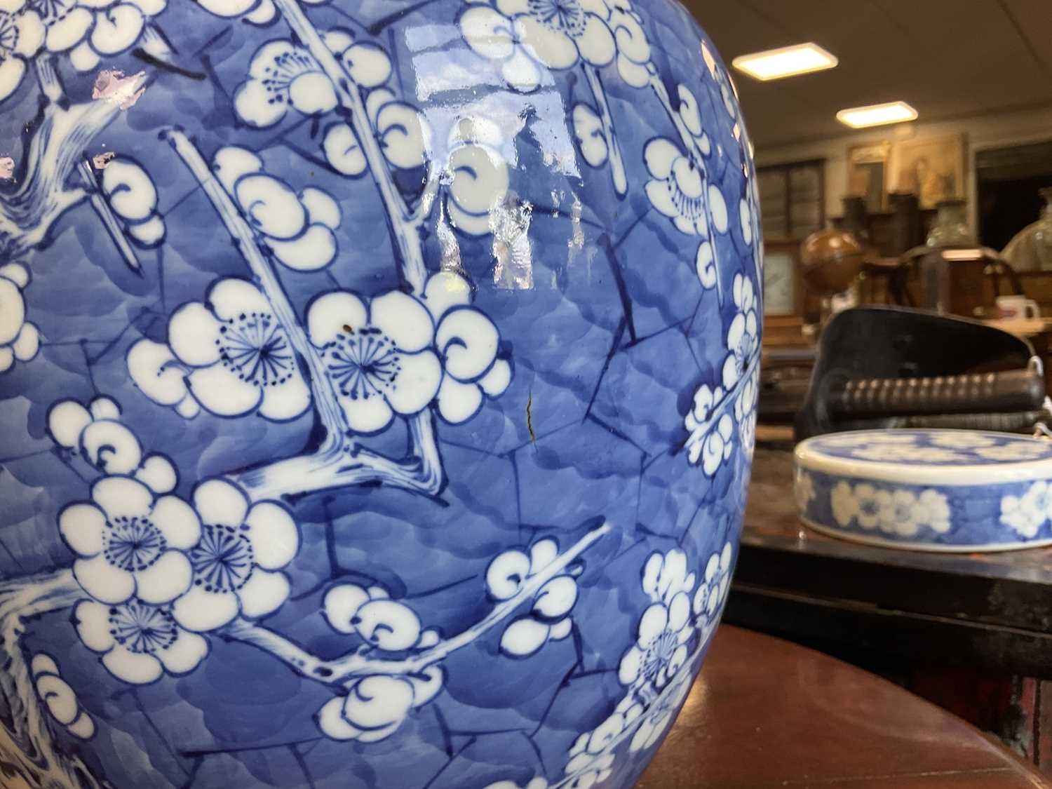 A LARGE 19TH CENTURY CHINESE BLUE AND WHITE GINGER JAR AND COVER - Image 10 of 13