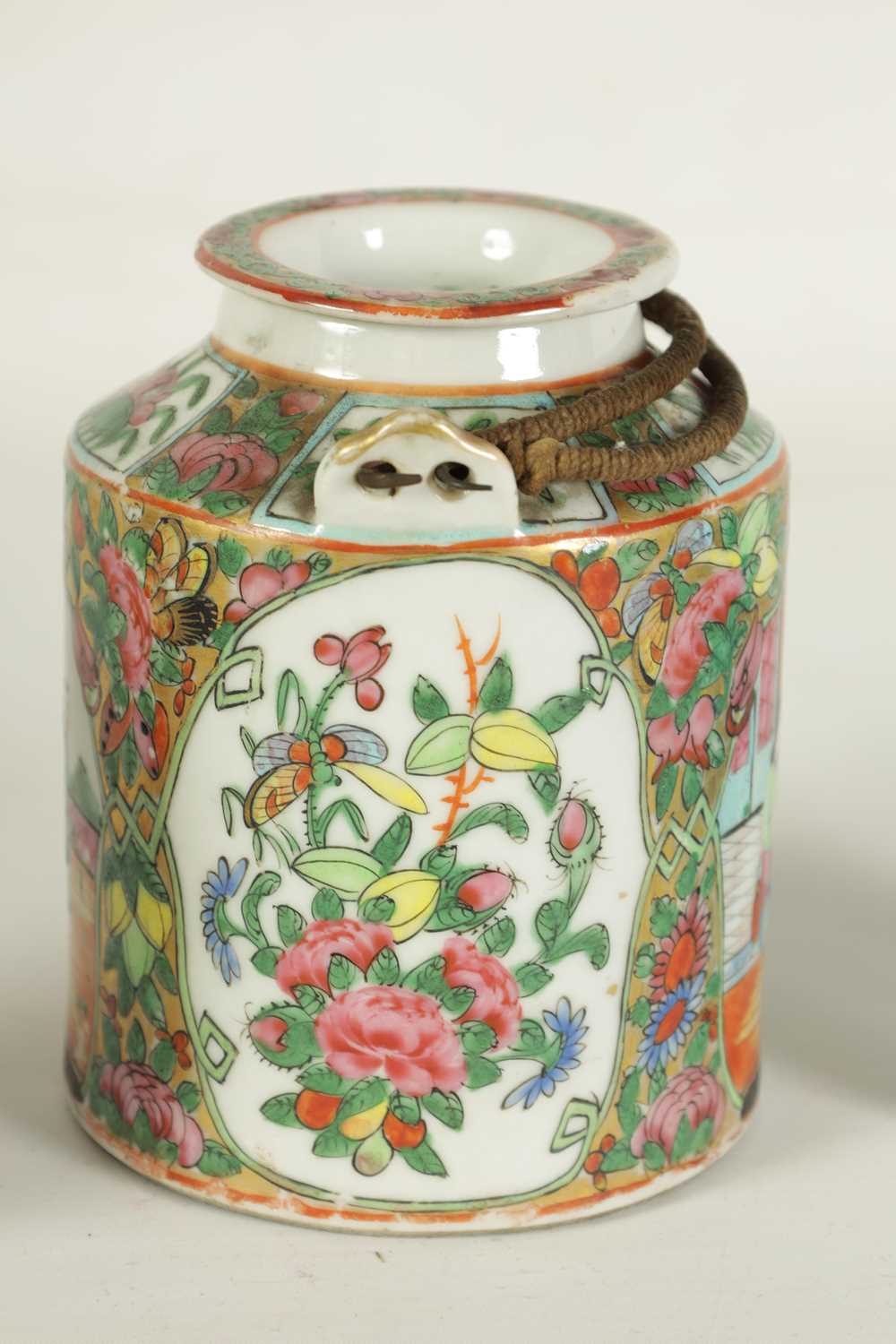 A 19TH CENTURY CHINESE SMALL-SHOULDERED VASE AND COVER - Image 10 of 15