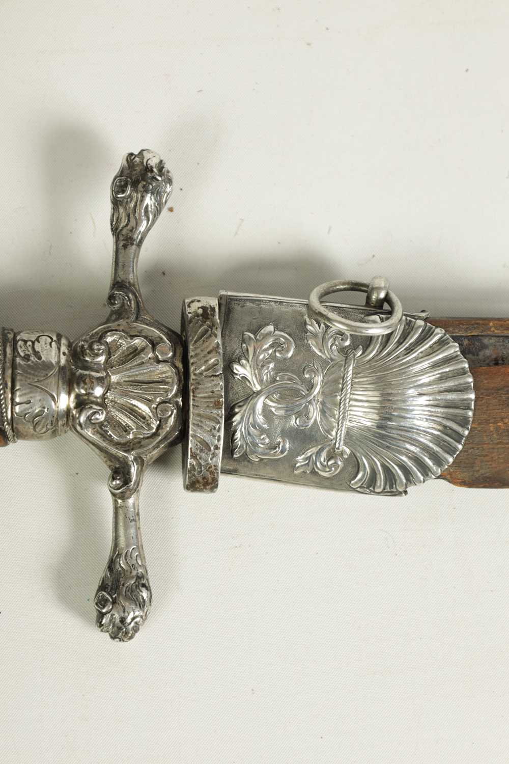 AN 18TH CENTURY ENGLISH SILVER-MOUNTED HANGER - Image 5 of 13